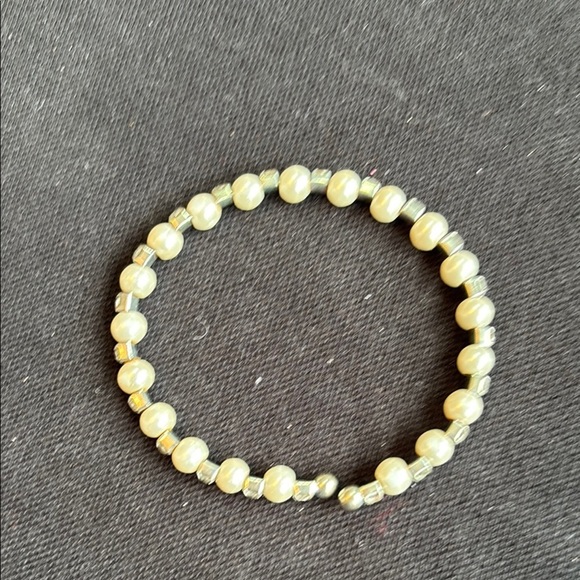 🎉4/30$🎉 Elegant Pearl and Silver Bracelet - Picture 4 of 4
